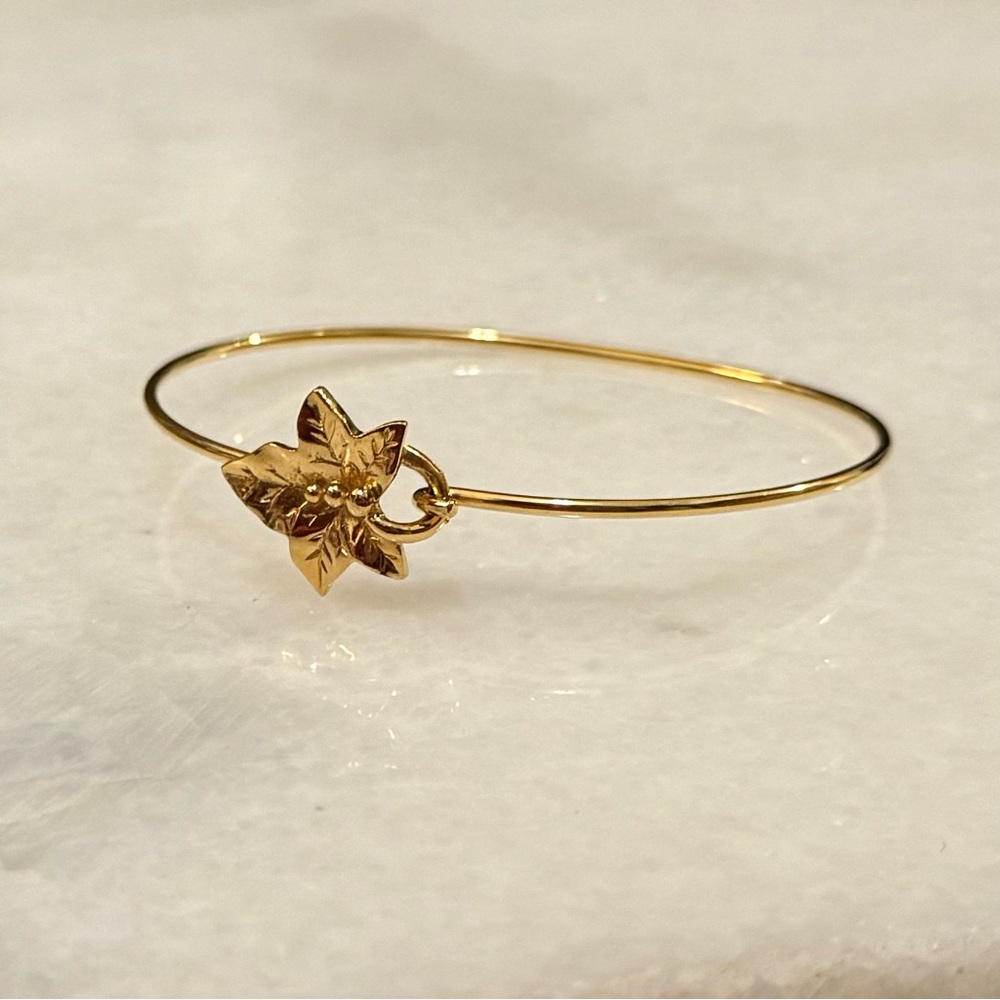 ✔Dainty Gold Tone Holly Ivy Leaf Wire Hook Bangle Minimalist